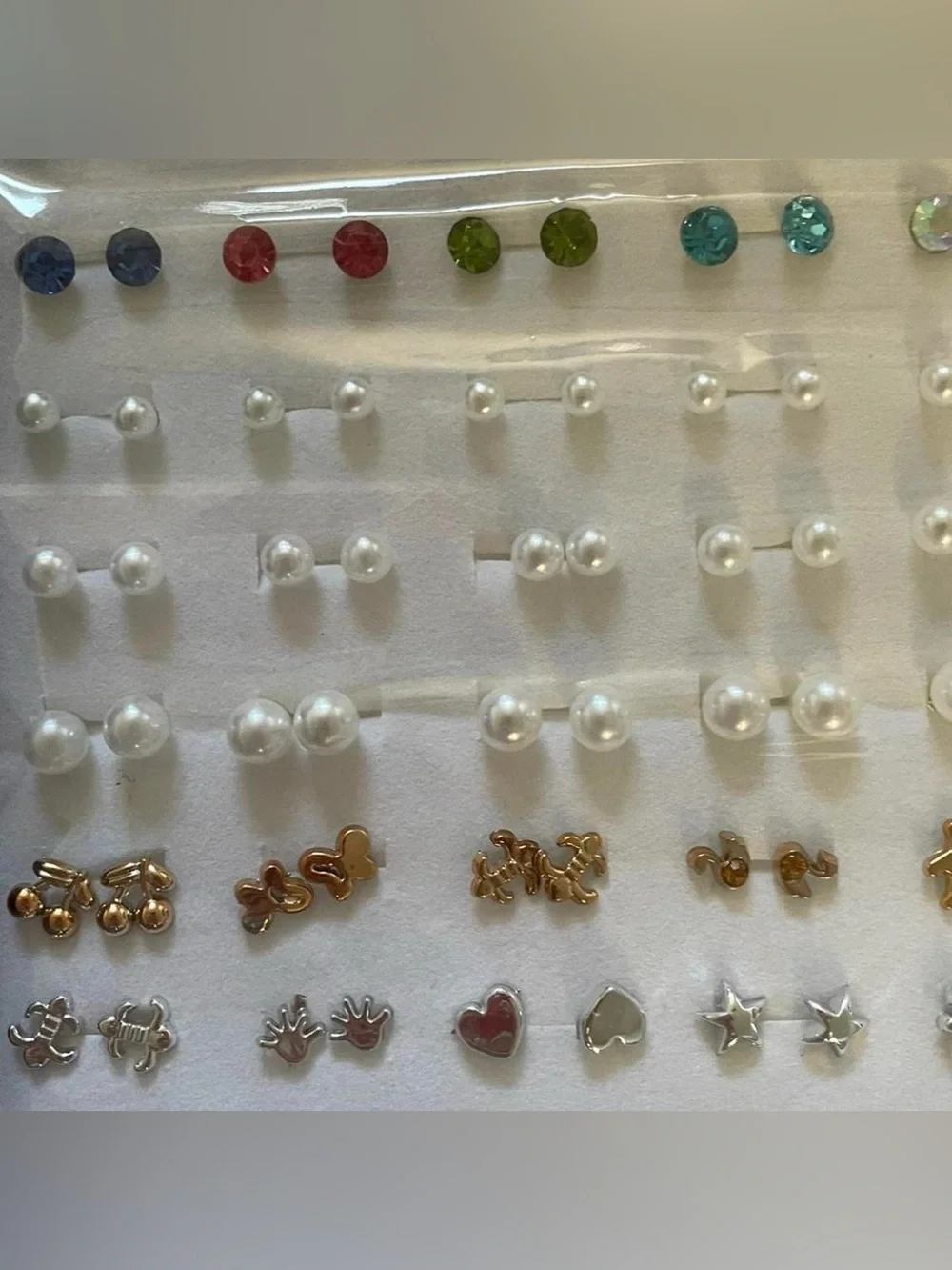100 pcs plastic stud earrings.